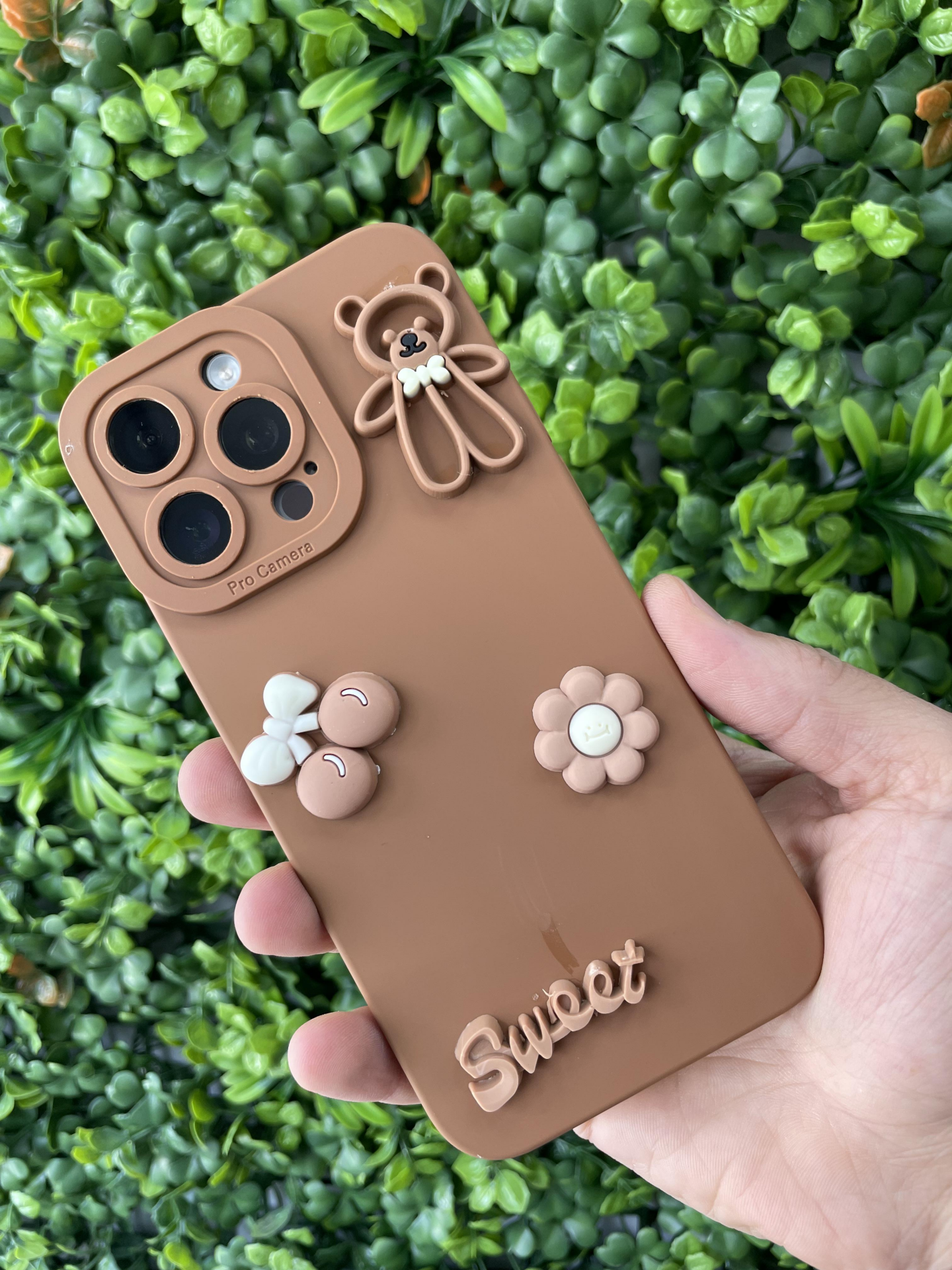 iPhone 15 Pro Max Kahverengi Kamera Korumalı Kabartmalı Slikon Kılıf