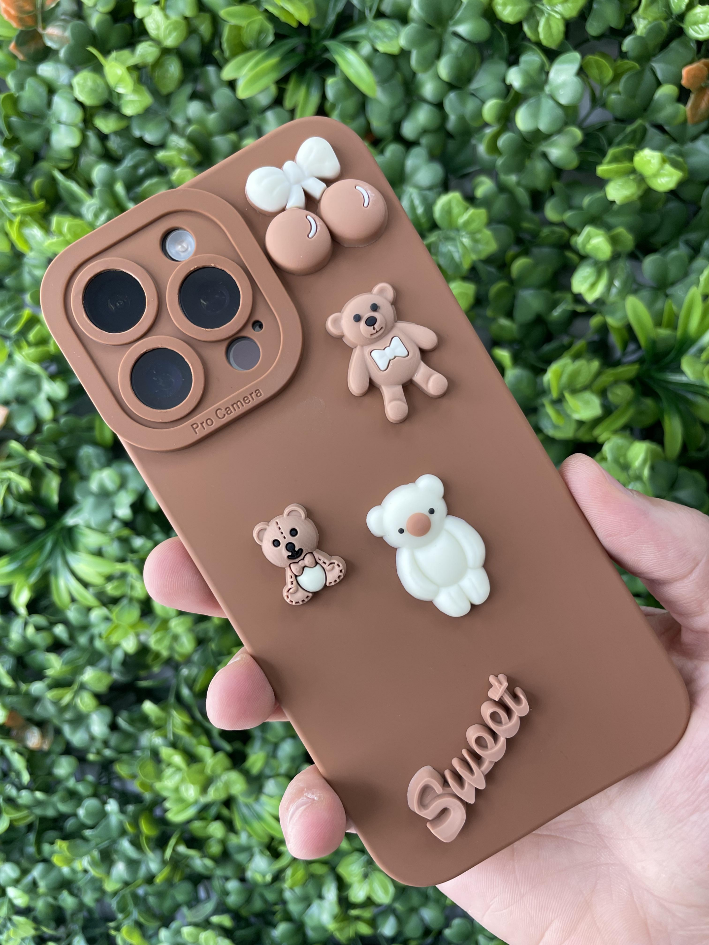 iPhone 15 Pro Max Kahverengi Kamera Korumalı Kabartmalı Slikon Kılıf