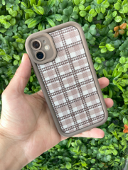 iPhone 11 Yumuşak Kamera Korumalı Kahverengi Desenli Kılıf