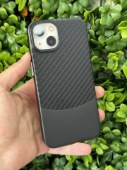 iPhone 13-14 Uyumlu Siyah Sert Kılıf Arkası Yarı Karbon Desen Şık Duruşlu