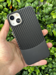 iPhone 13-14 Uyumlu Siyah Sert Kılıf Arkası Yarı Karbon Desen Şık Duruşlu