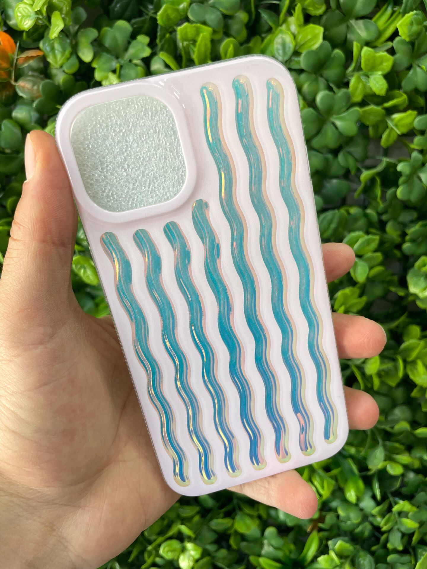Apple iPhone 13 - 14 Uyumlu Dalgalı Renkli Kabartmalı Transparan Kılıf