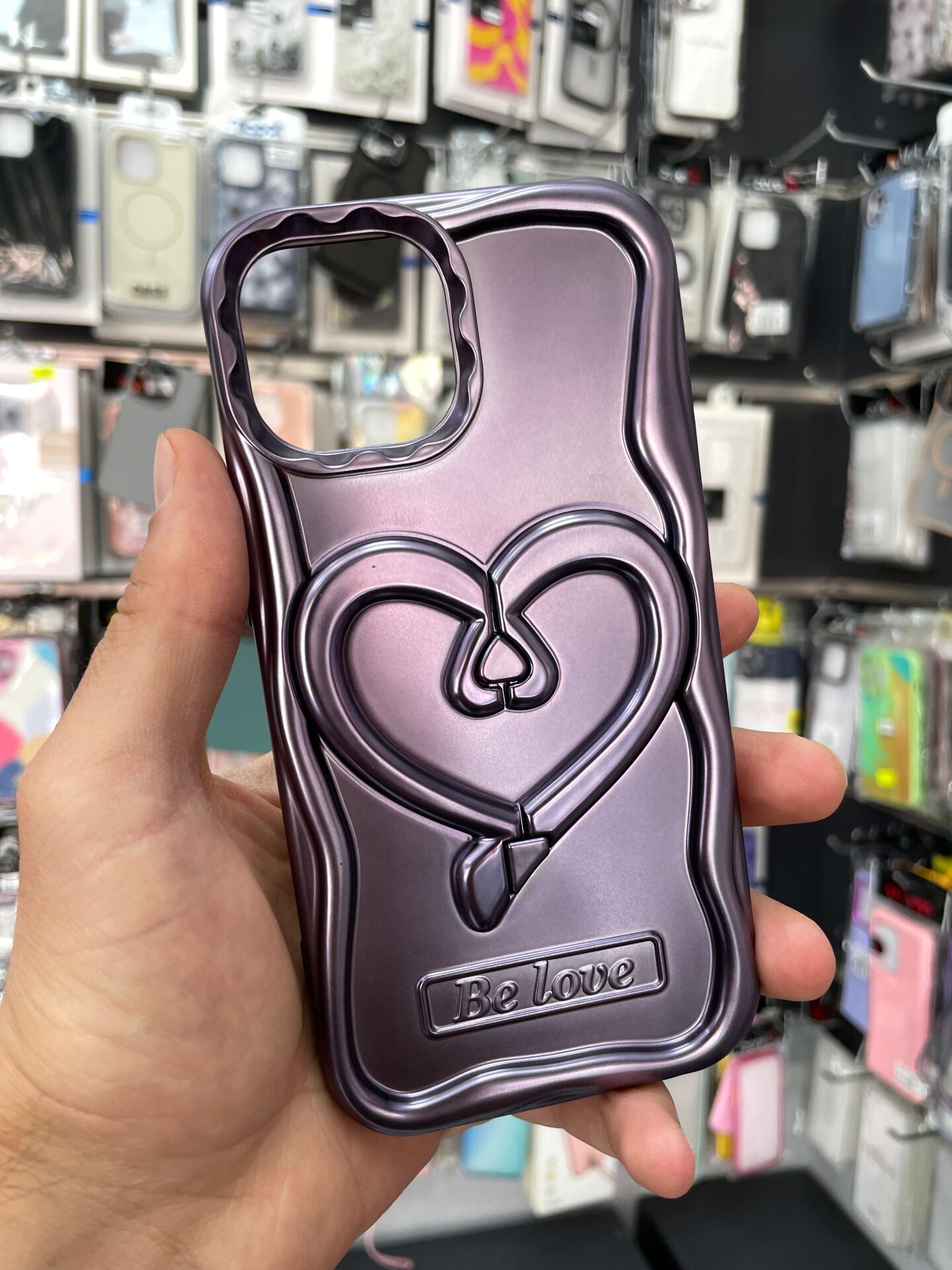 iPhone 13 - 14 Uyumlu Mor Kalp Desenli Stand Olabilen Tutamaçlı Kılıf