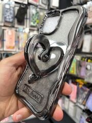 iPhone 13 - 14 Uyumlu Şeffaf İçi Simli Kağıt Kalp Desenli Stand Olabilen Tutamaçlı Kılıf