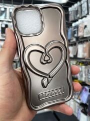 iPhone 13 - 14 Uyumlu Gri Renk Kalp Desenli Stand Olabilen Tutamaçlı Kılıf