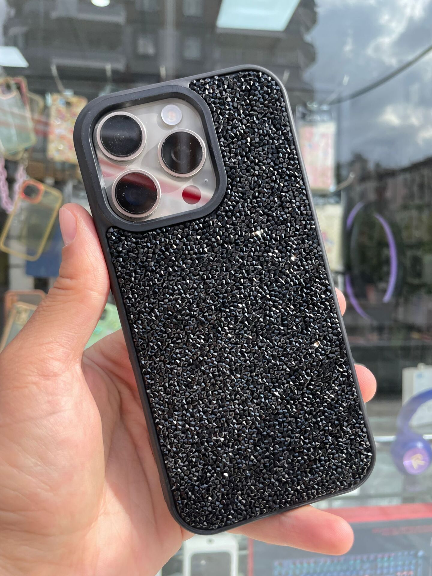 iPhone 16 Pro Parlak Taşlı Kılıf Siyah Renk Yanları Slikon Üstün Korımalı