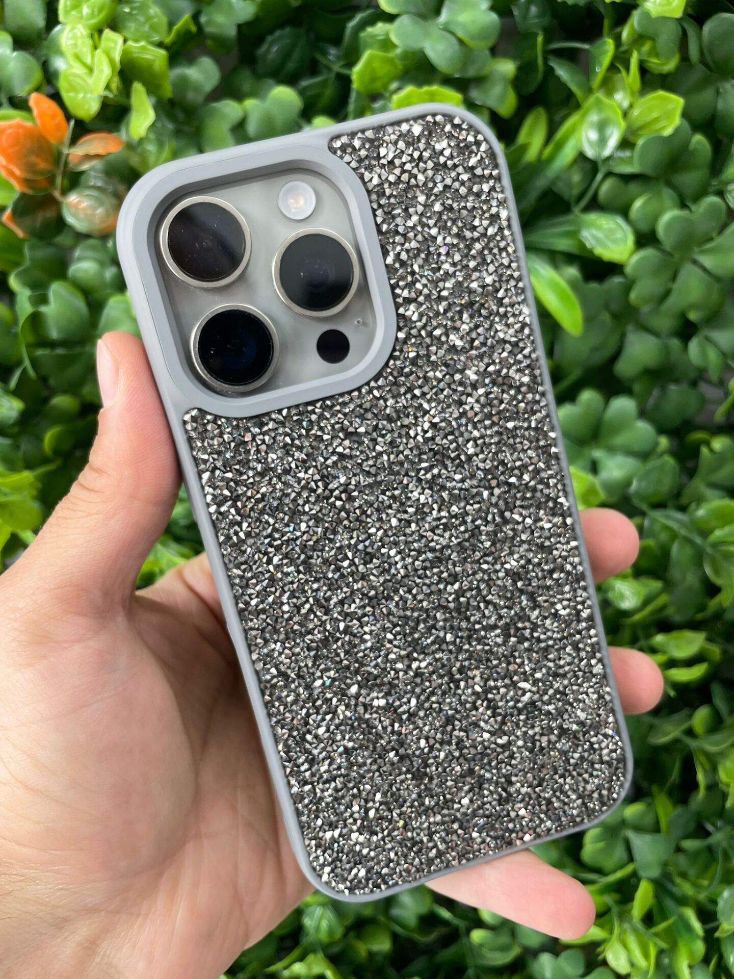 iPhone 16 Pro Parlak Taşlı Kılıf Gri Renk Yanları Slikon Üstün Korumalı