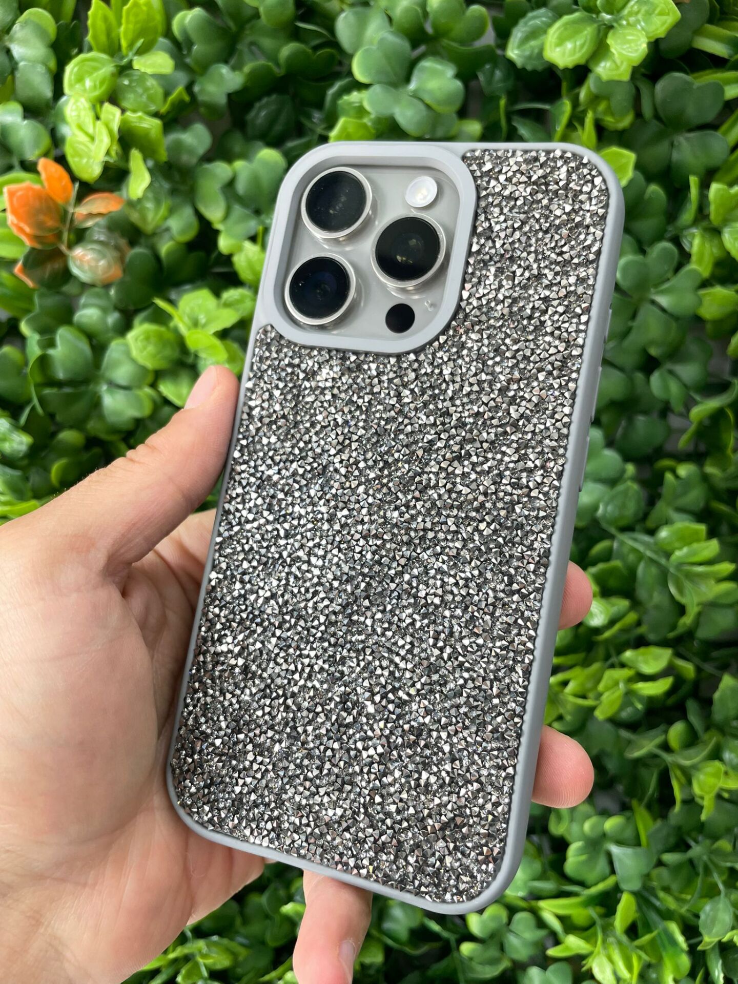 iPhone 16 Pro Max Parlak Taşlı Kılıf Gri Renk Yanları Slikon Üstün Korumalı
