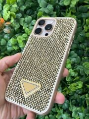 iPhone 16 Pro Taşlı  Çöl Titanyum Rengiyle Birebir Uyumlu Yanları Slikon Gold Renk Taşlı Kılıf