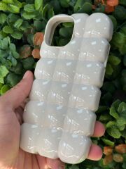 iPhone 15 Uyumlu Beyaz Renk Baklava Desenli Şişkin Kılıf