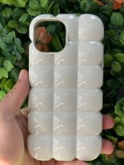iPhone 15 Uyumlu Beyaz Renk Baklava Desenli Şişkin Kılıf