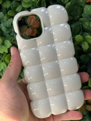 iPhone 15 Uyumlu Beyaz Renk Baklava Desenli Şişkin Kılıf