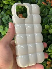 iPhone 15 Uyumlu Beyaz Renk Baklava Desenli Şişkin Kılıf