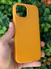 iPhone 15 Uyumlu Deri Lansman Logolu Kılıf Turuncu Renk