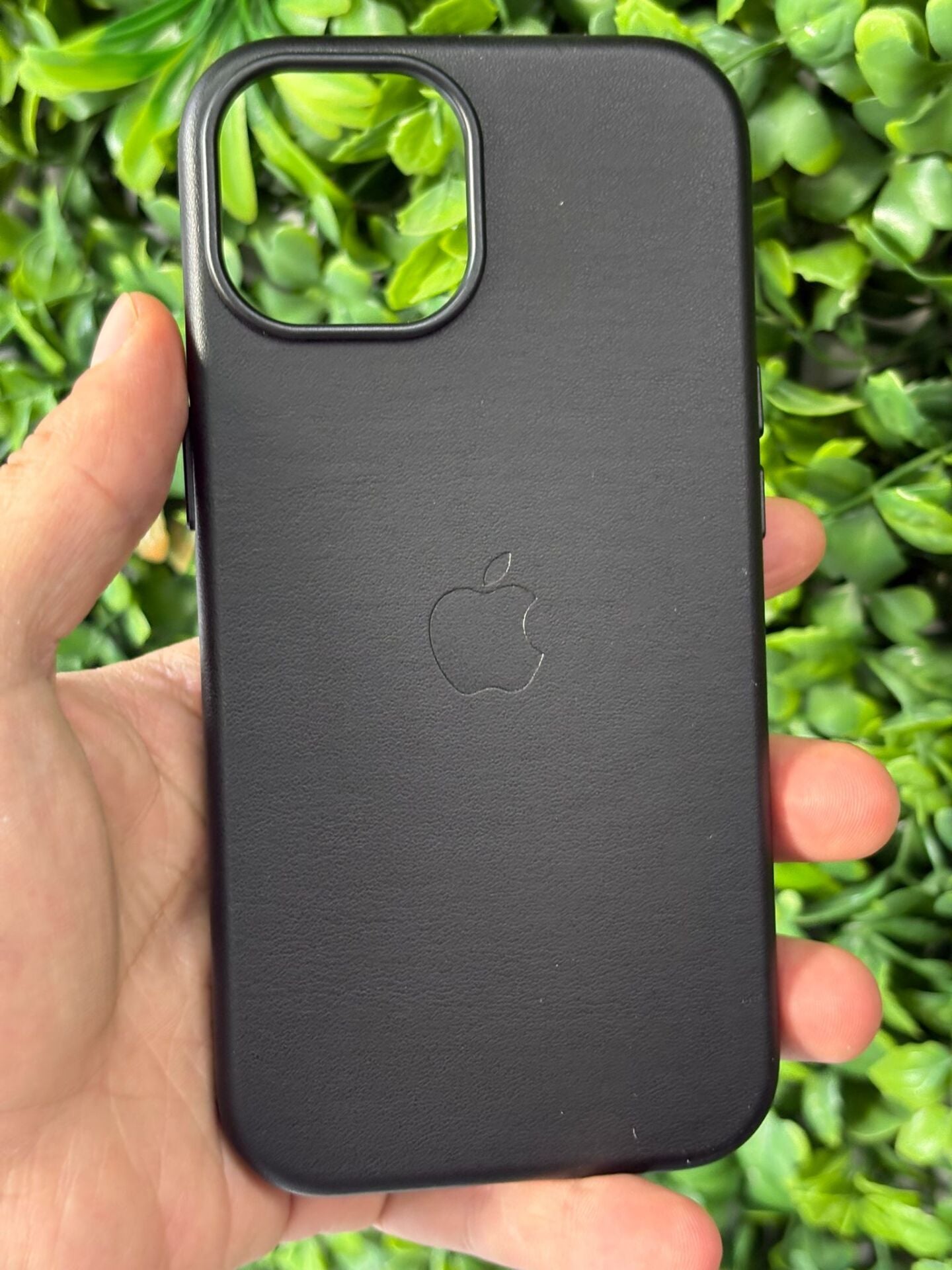 iPhone 15 Uyumlu Siyah Renk Lansman Deri Görünüm Logolu Kılıf İçi Süet