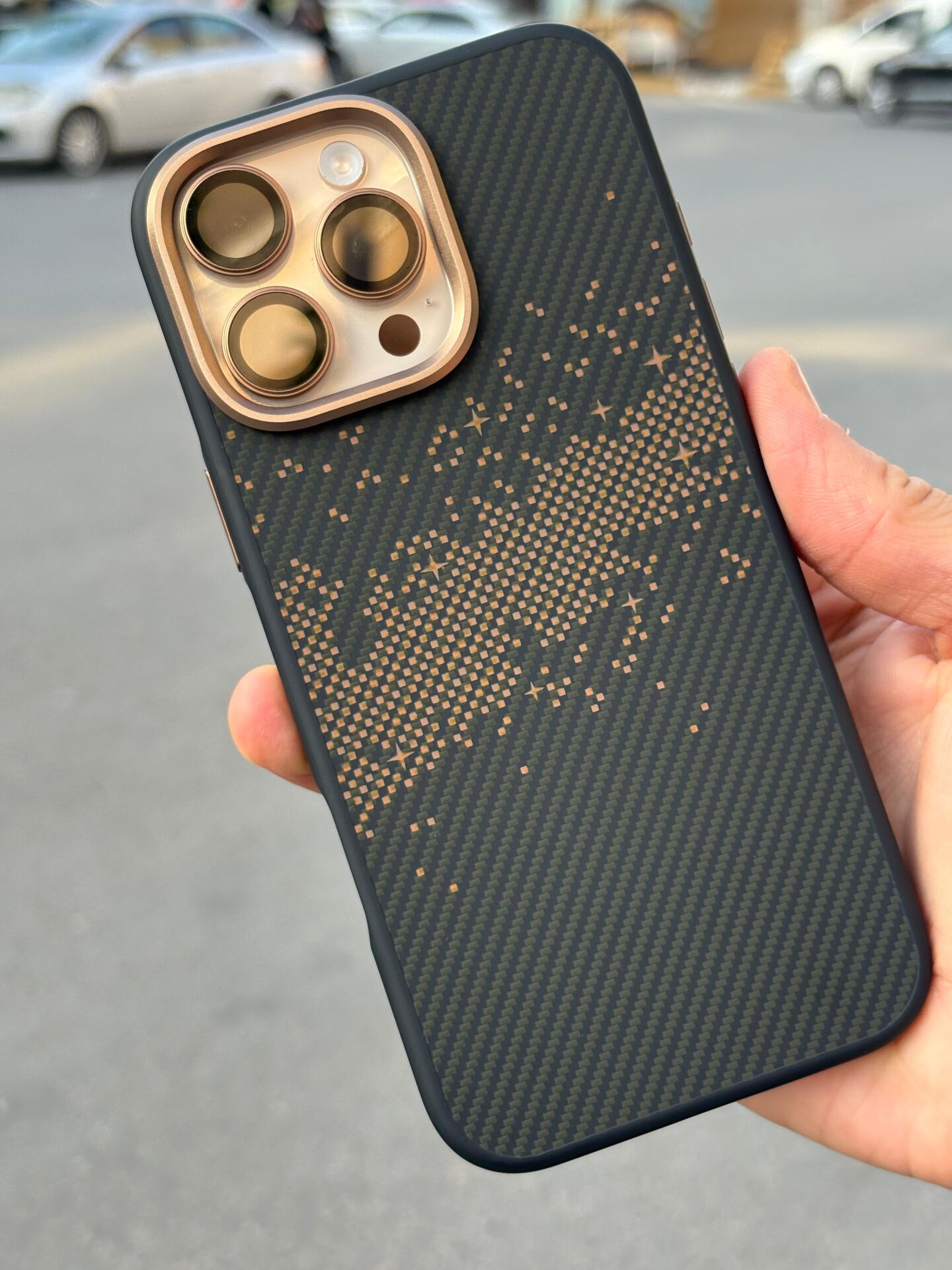 iPhone 16 Pro Max Karbon Desenli Kılıf – Kahverengi Siyah, Kalın ve Şık - ÇÖL RENK İÇİN