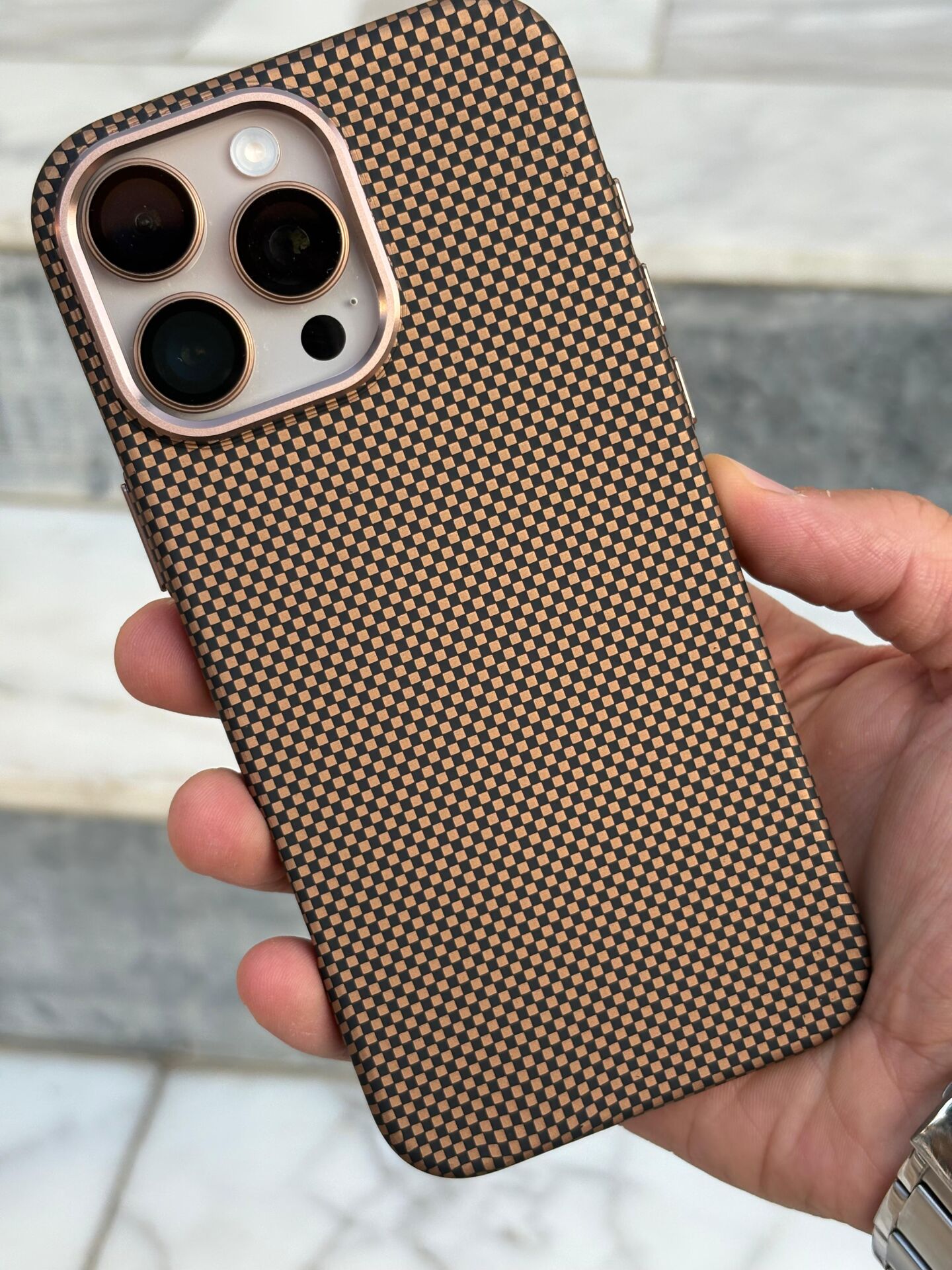 iPhone 16 Pro Max Karbon Desenli Kılıf – Çöl Rengine Uyumlu, Ultra Koruma Magsafe