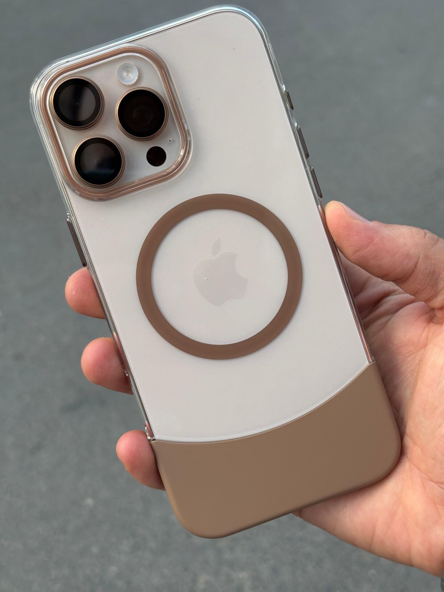 iPhone 16 Pro Max Mika Kılıf – İki Parça, Şeffaf ve Çöl Rengine Uyumlu Kahverengi Magsafe