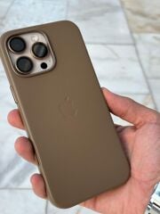 iPhone 16 Pro Max Deri Kılıf – Magsafe Destekli, Logolu, Süet İç Kaplama, Çöl Rengine Uyumlu