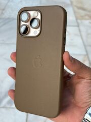 iPhone 16 Pro Max Deri Kılıf – Magsafe Destekli, Logolu, Süet İç Kaplama, Çöl Rengine Uyumlu
