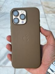 iPhone 16 Pro Max Deri Kılıf – Magsafe Destekli, Logolu, Süet İç Kaplama, Çöl Rengine Uyumlu