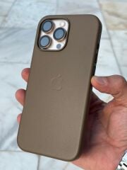 iPhone 16 Pro Max Deri Kılıf – Magsafe Destekli, Logolu, Süet İç Kaplama, Çöl Rengine Uyumlu