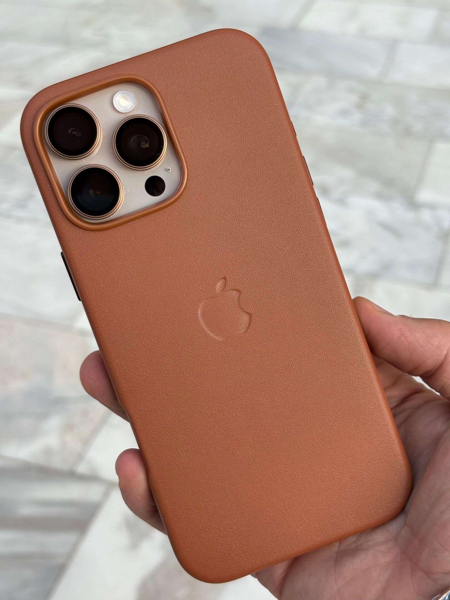 iPhone 16 Pro Max Deri Kılıf – Magsafe Destekli, Logolu, Süet İç Kaplama