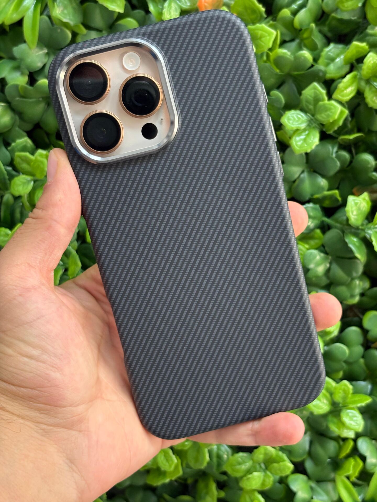 iPhone 16 Pro Max Siyah Karbon Desenli Sert Kılıf – Magsafe Destekli, Üstün Koruma