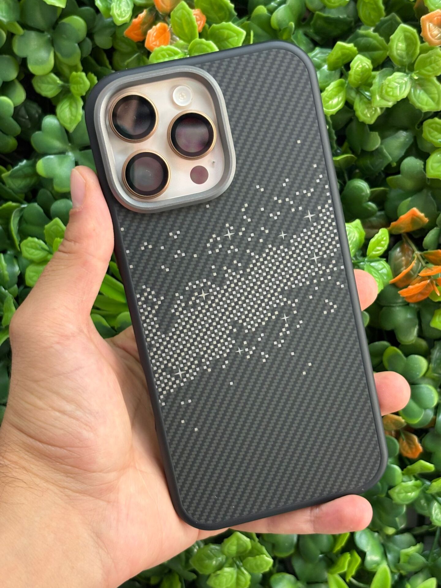 iPhone 16 Pro Max Karbon Desenli Magsafe Destekli Kılıf – Gri  Siyah, Kalın ve Şık