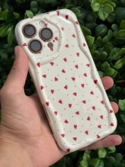 iPhone 16 Pro Max Silikon Kılıf – Kırmızı Kalpler Desenli, Beyaz, Kamera Korumalı