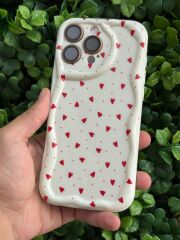 iPhone 16 Pro Max Silikon Kılıf – Kırmızı Kalpler Desenli, Beyaz, Kamera Korumalı