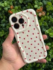 iPhone 16 Pro Max Silikon Kılıf – Kırmızı Kalpler Desenli, Beyaz, Kamera Korumalı