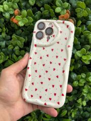 iPhone 16 Pro Max Silikon Kılıf – Kırmızı Kalpler Desenli, Beyaz, Kamera Korumalı