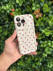 iPhone 16 Pro Max Silikon Kılıf – Kırmızı Kalpler Desenli, Beyaz, Kamera Korumalı